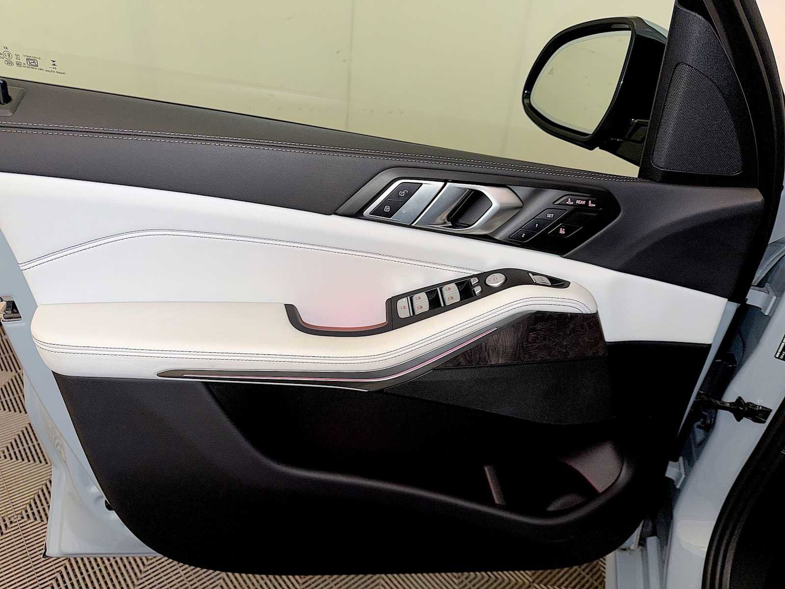 Certified 2025 BMW X7 xDrive40i w/ M Sport Package image 11