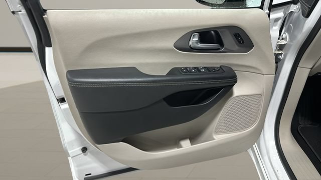Used 2024 Chrysler Pacifica Touring-L FWD image 8