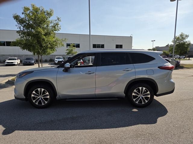 Used 2023 Toyota Highlander XLE FWD image 5
