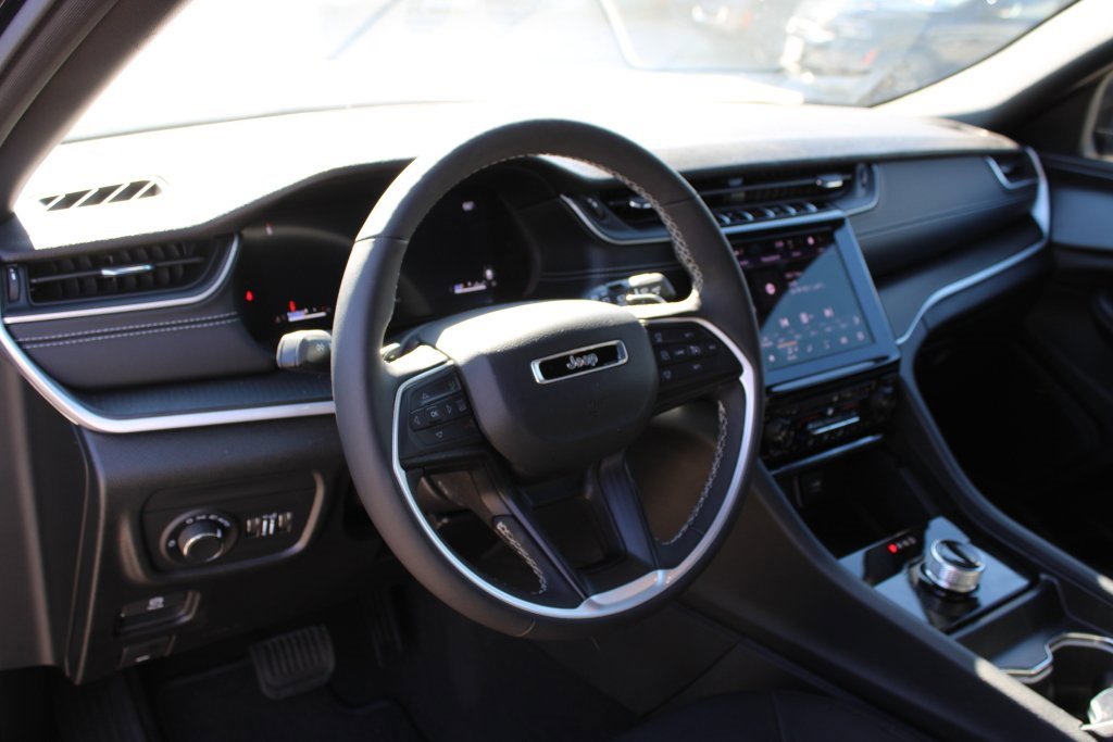 Used 2025 Jeep Grand Cherokee Laredo w/ Luxury Tech Group I image 11