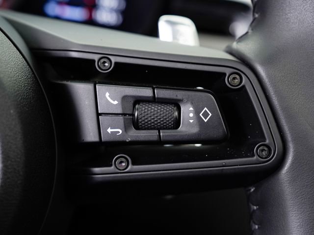 Certified 2025 Porsche Macan AWD/4WD image 18