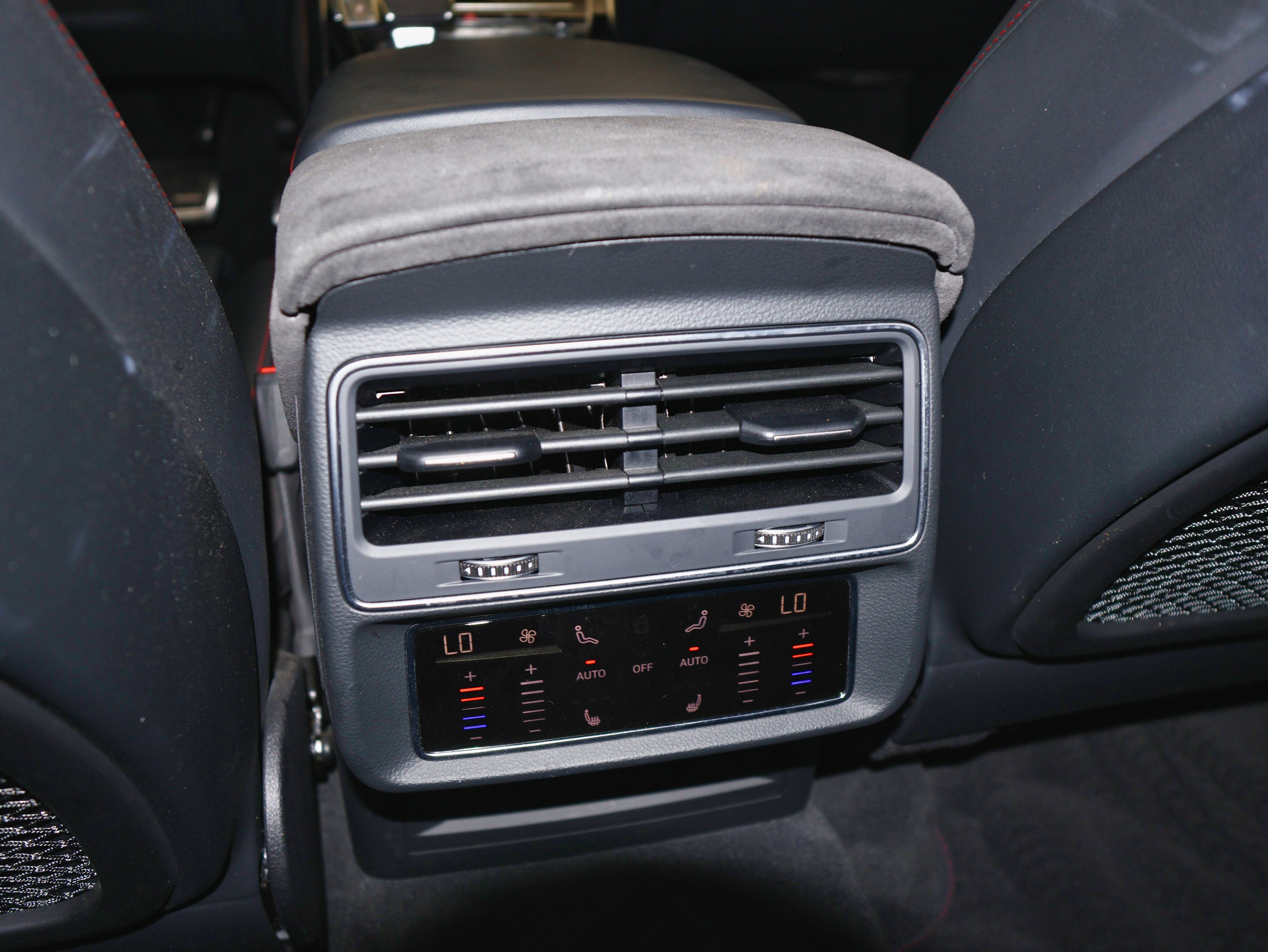 Used 2022 Audi RS Q8 w/ Black Optic Package image 35