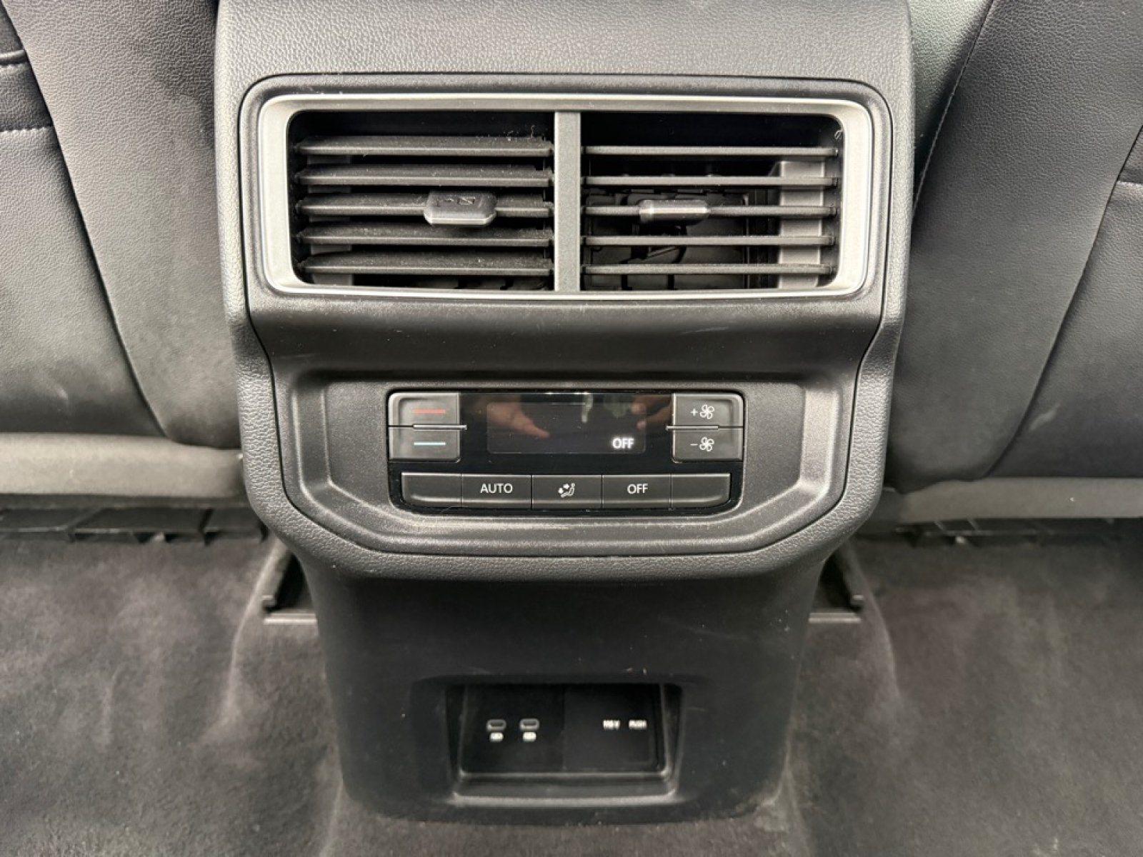Used 2025 Volkswagen Atlas SE AWD/4WD image 22
