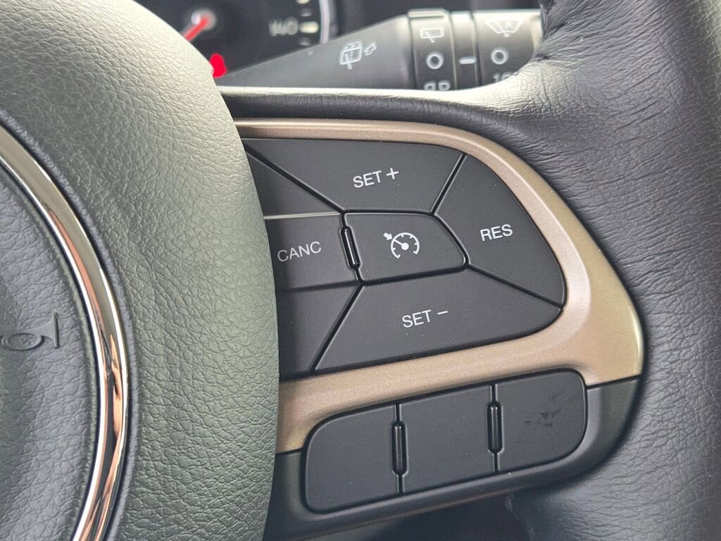 Used 2017 Jeep Renegade Latitude w/ Popular Equipment Group image 26