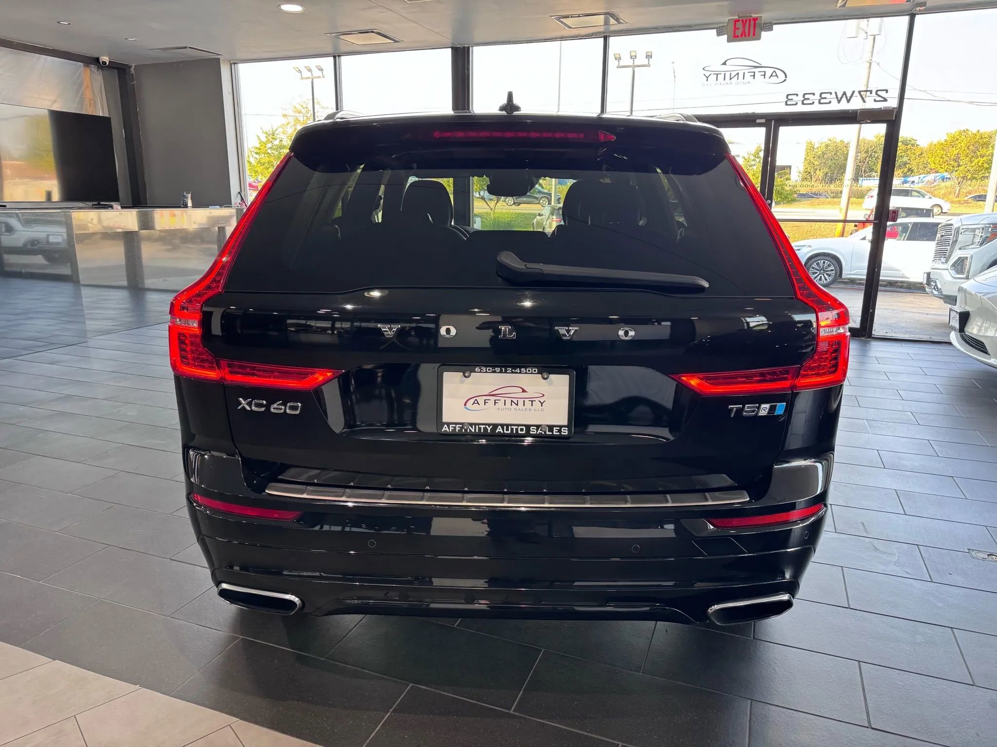 Used 2019 Volvo XC60 T5 R-Design w/ Protection Package Premier image 4