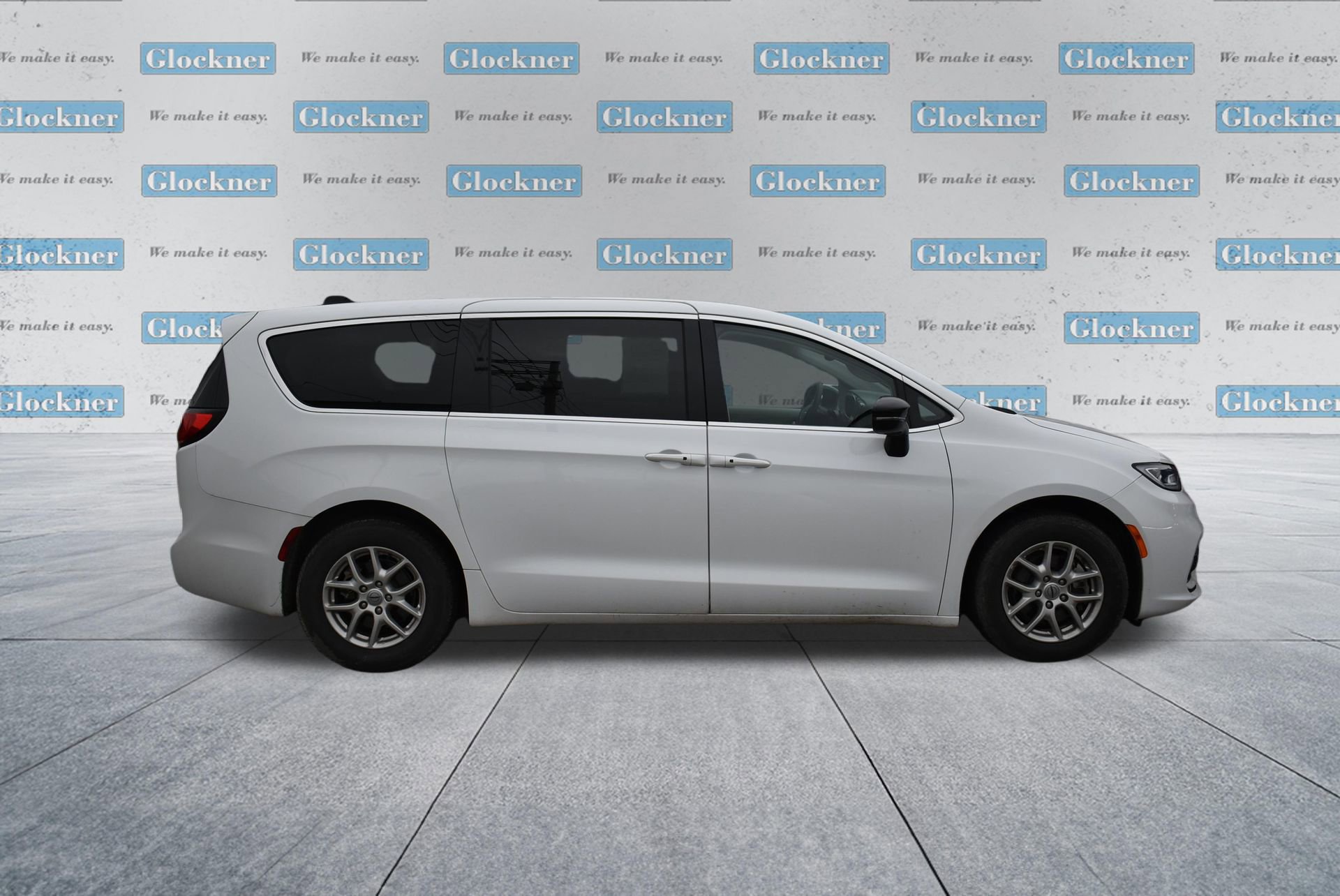 Used 2024 Chrysler Pacifica Touring-L image 3