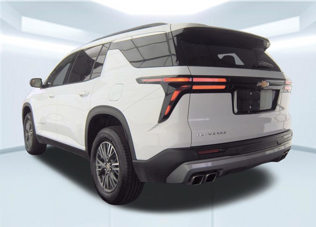 Used 2025 Chevrolet Traverse LT image 2