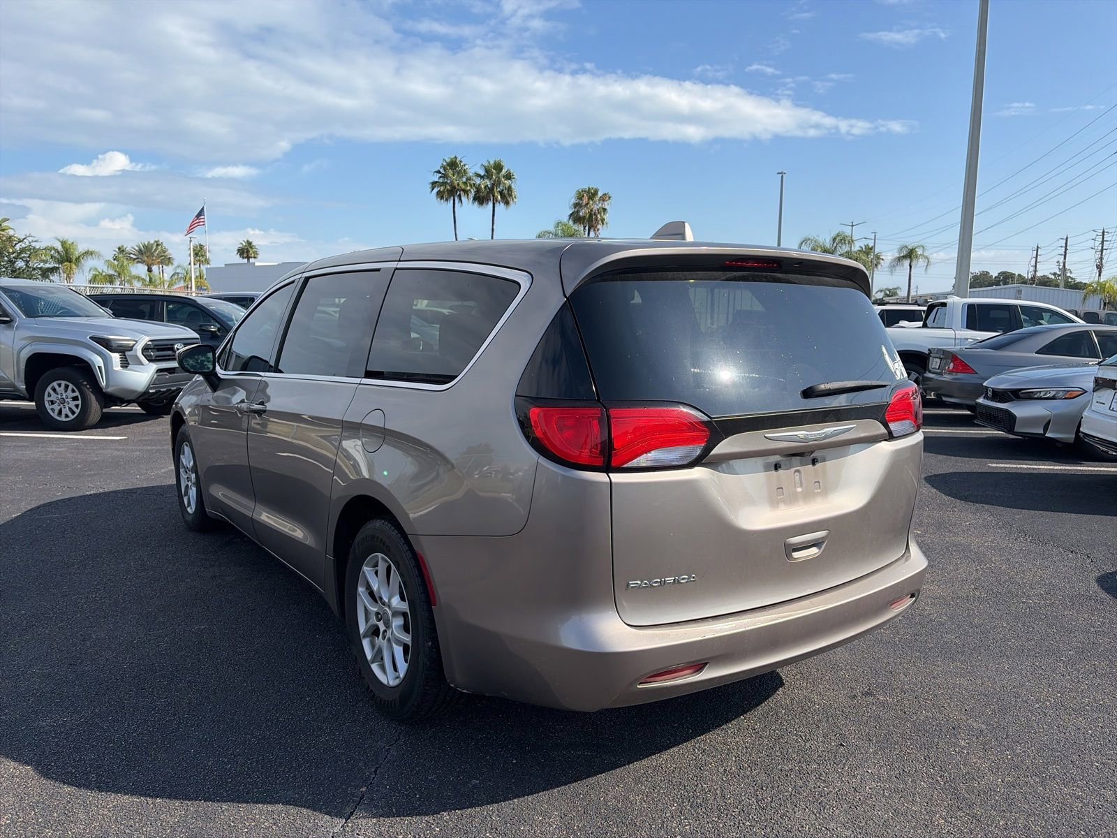Used 2017 Chrysler Pacifica Touring FWD image 5