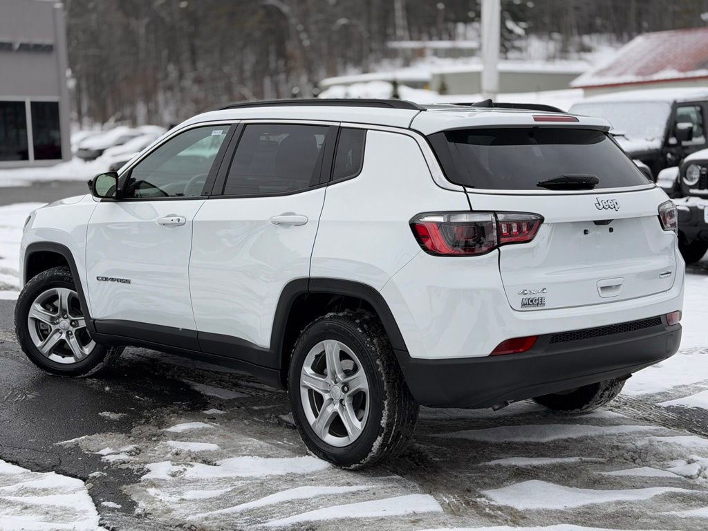 Used 2024 Jeep Compass Latitude image 3