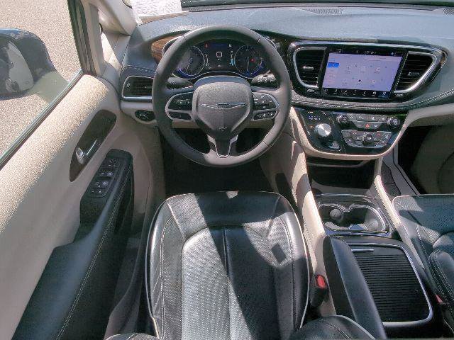 Certified 2024 Chrysler Pacifica Limited FWD image 8