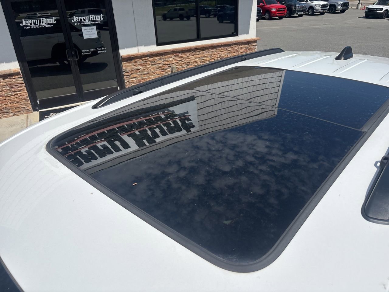 Used 2023 Jeep Grand Cherokee Limited w/ Black Appearance Package image 12