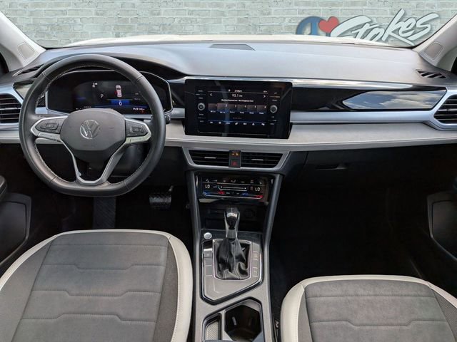 Used 2025 Volkswagen Taos SE FWD image 11