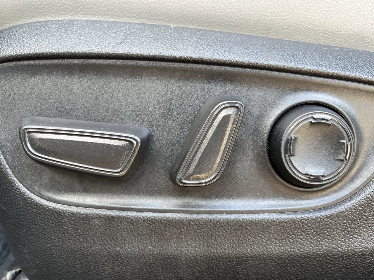 Used 2025 Toyota Sienna XLE FWD image 24