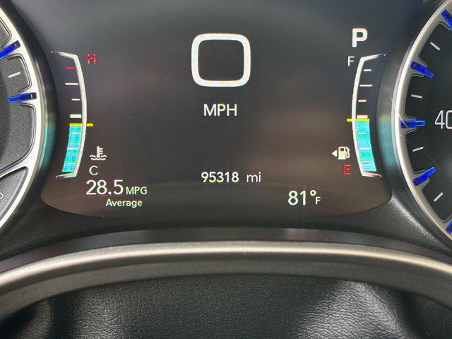 Used 2023 Chrysler Pacifica Touring-L FWD image 4