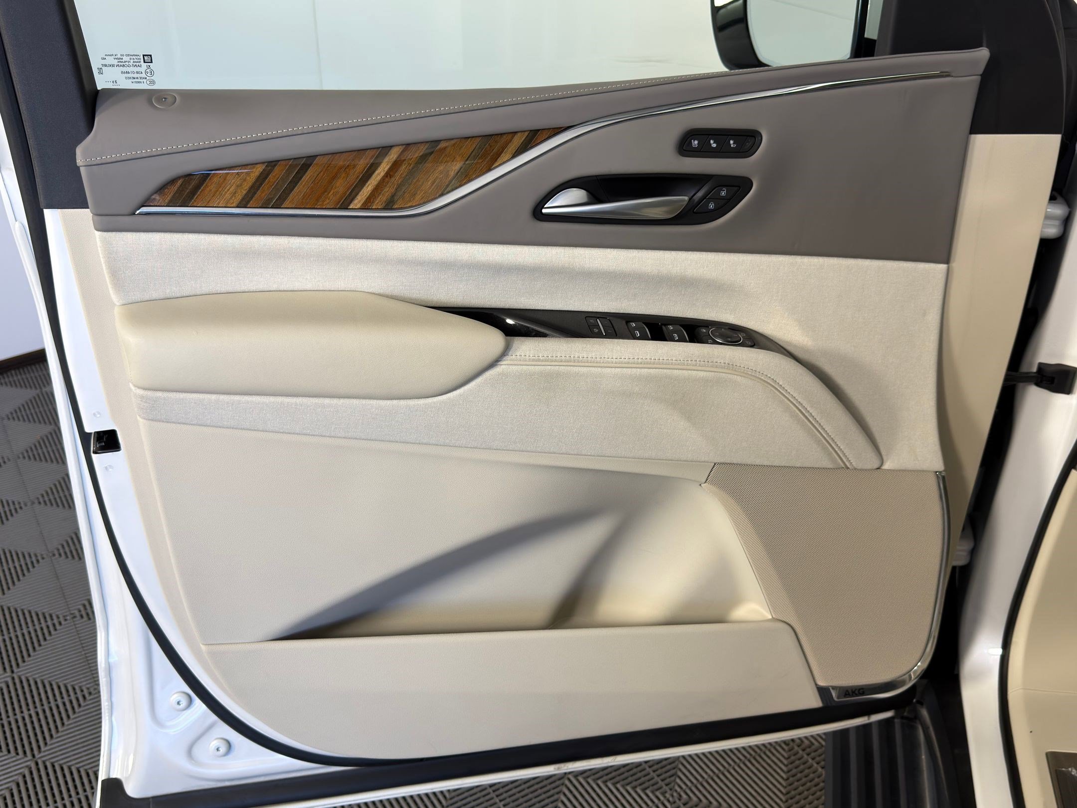 Used 2024 Cadillac Escalade Premium Luxury Platinum image 10