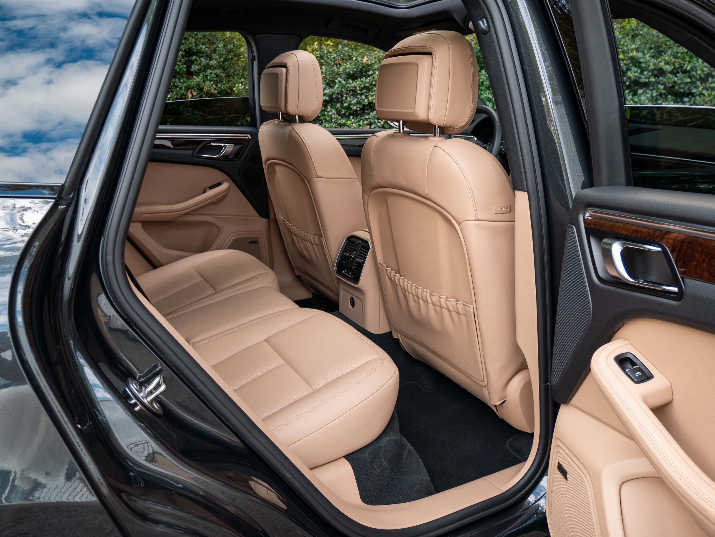Certified 2025 Porsche Macan AWD/4WD image 37