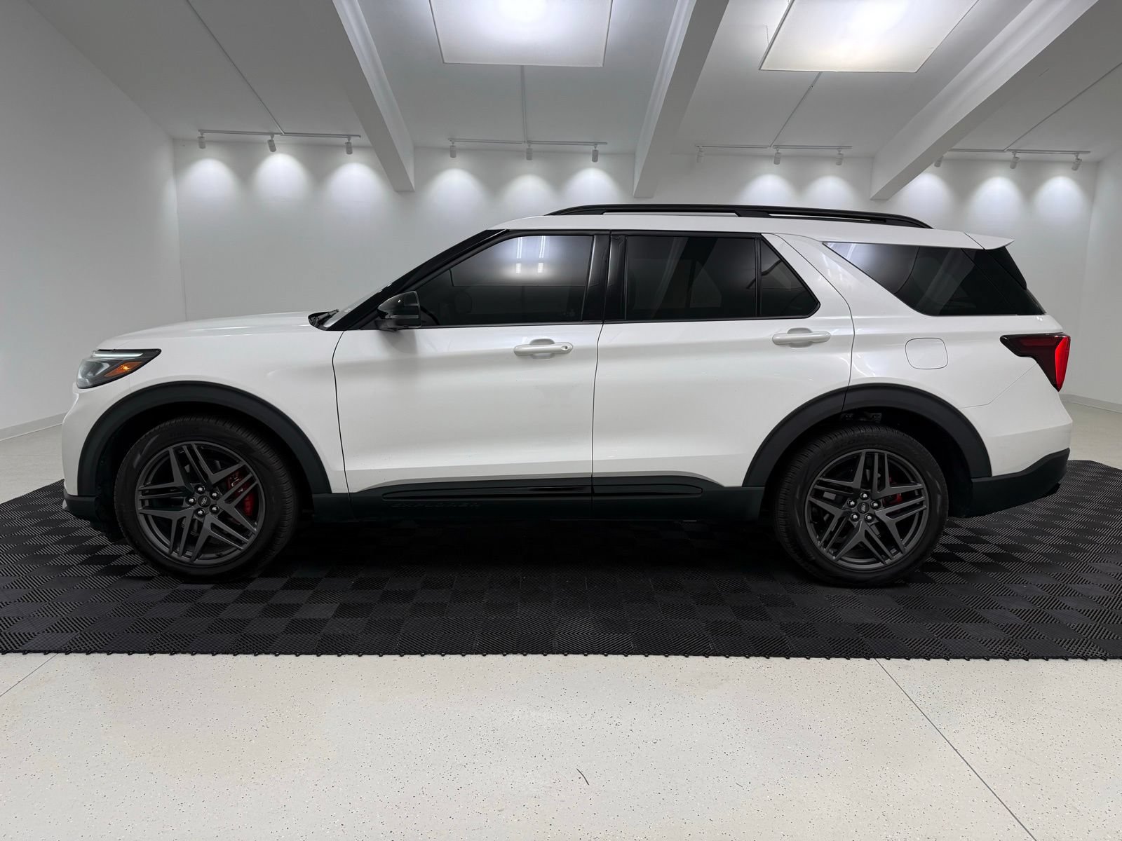 Used 2025 Ford Explorer ST w/ Sun And Sound Package AWD/4WD image 4