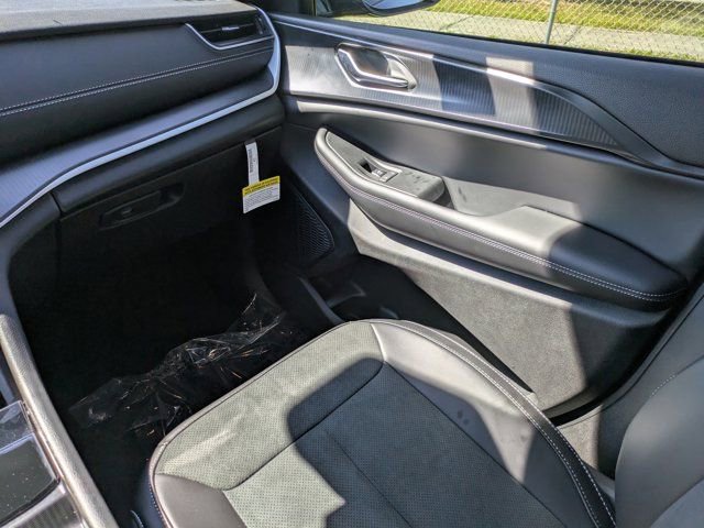 New 2025 Jeep Grand Cherokee Altitude image 15