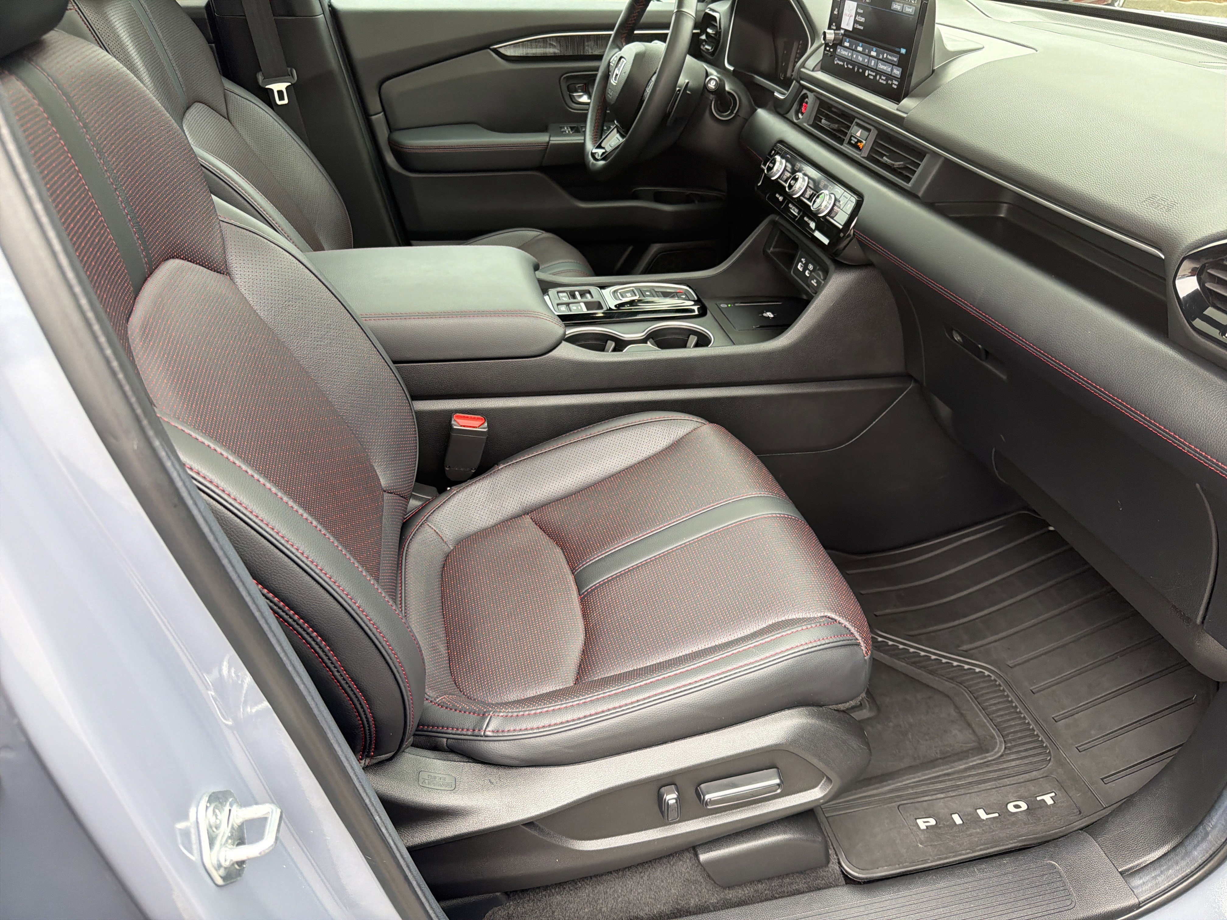 Used 2025 Honda Pilot Black Edition image 24