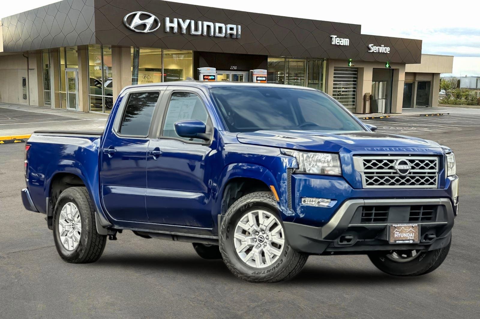 Used 2022 Nissan Frontier SV image 2