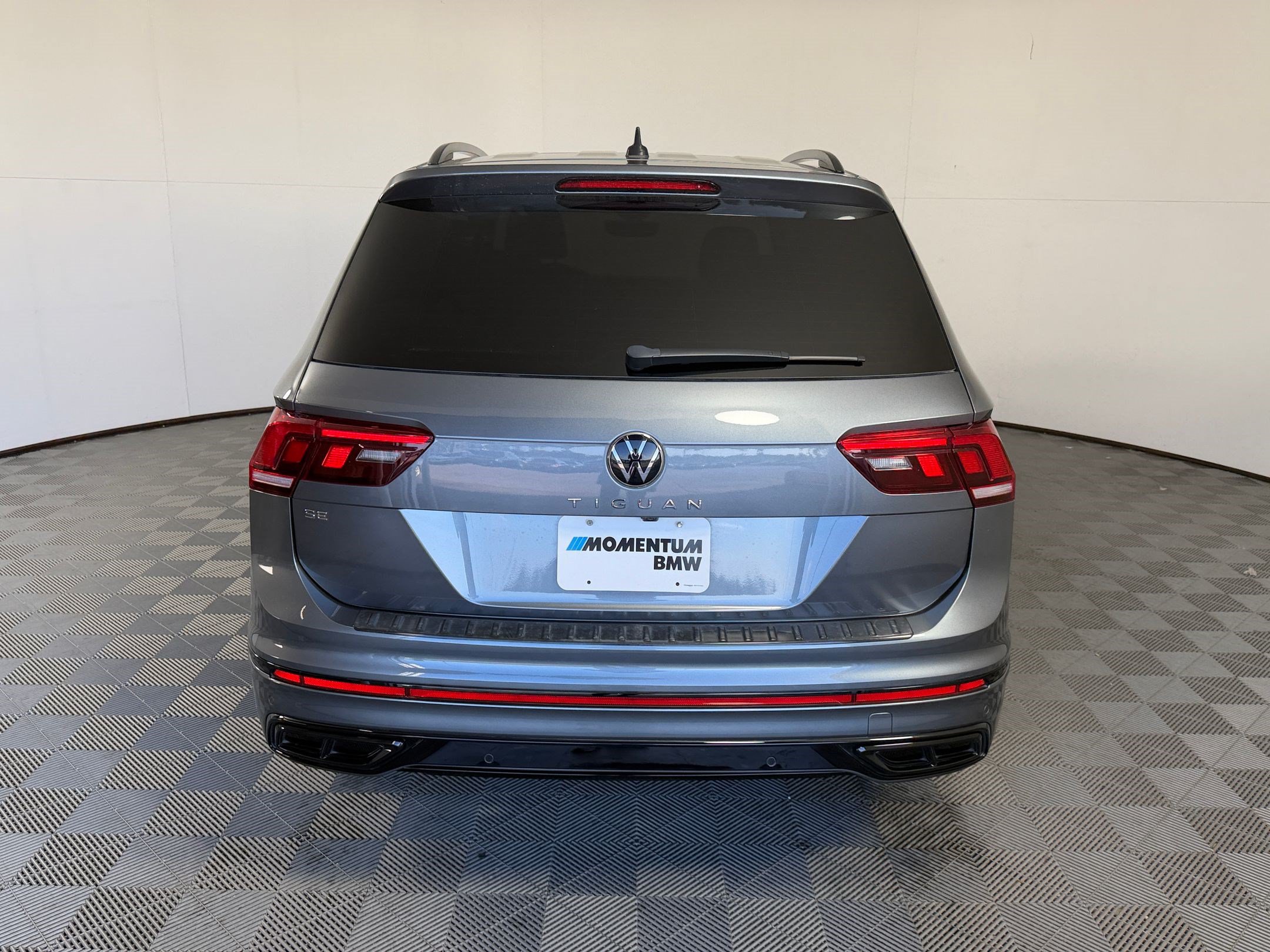 Used 2023 Volkswagen Tiguan SE R-Line FWD image 10