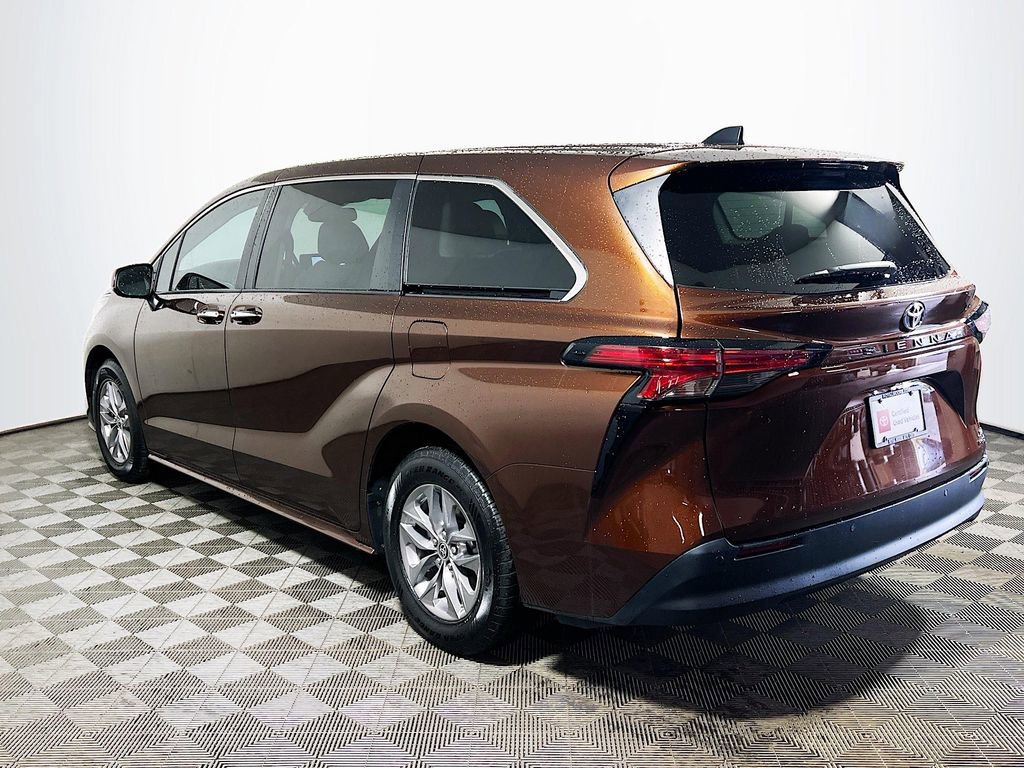Certified 2022 Toyota Sienna XLE image 6