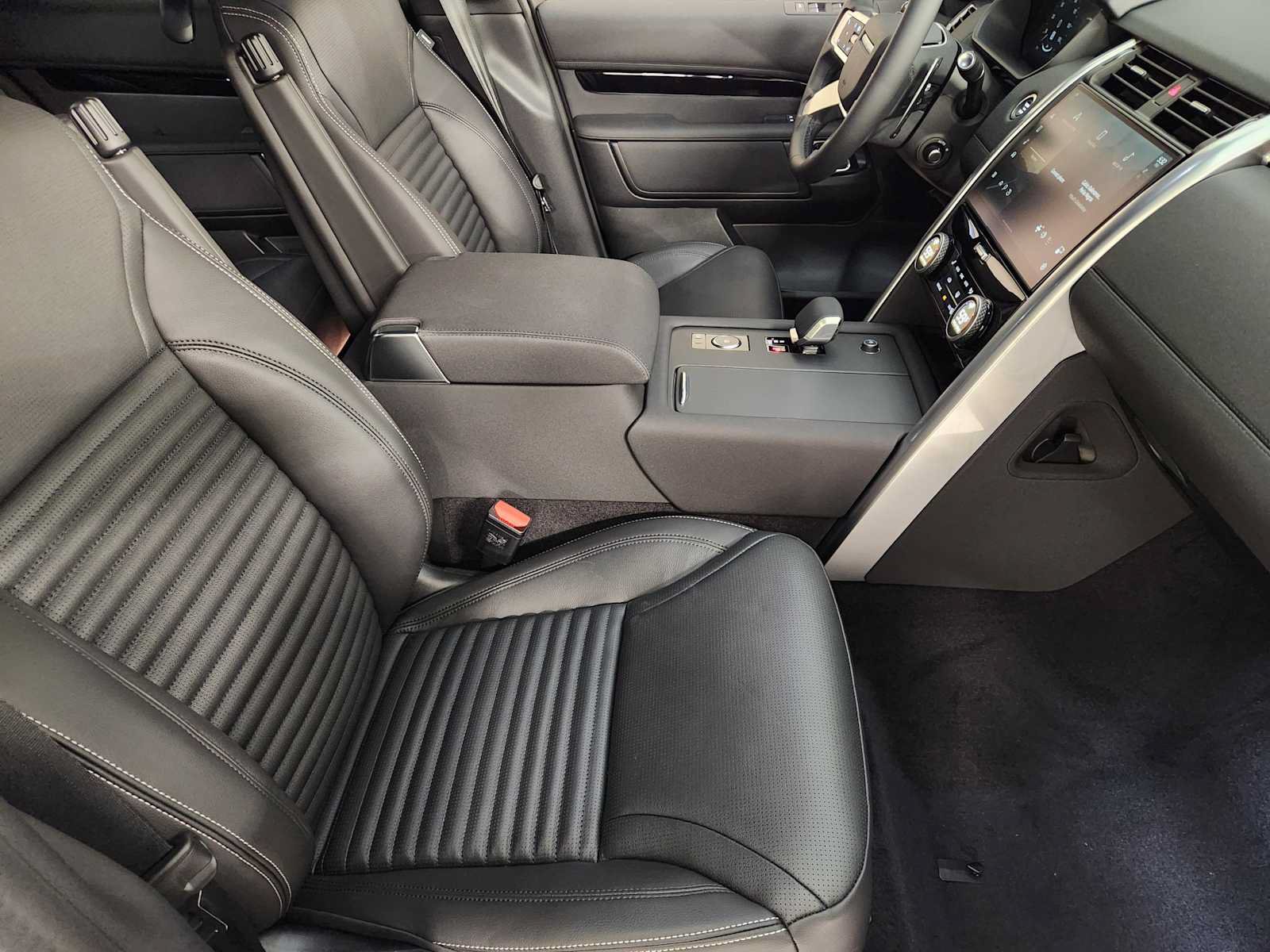 Used 2026 Land Rover Discovery S AWD/4WD image 3