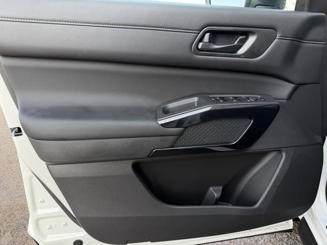 New 2026 Nissan Pathfinder S image 11