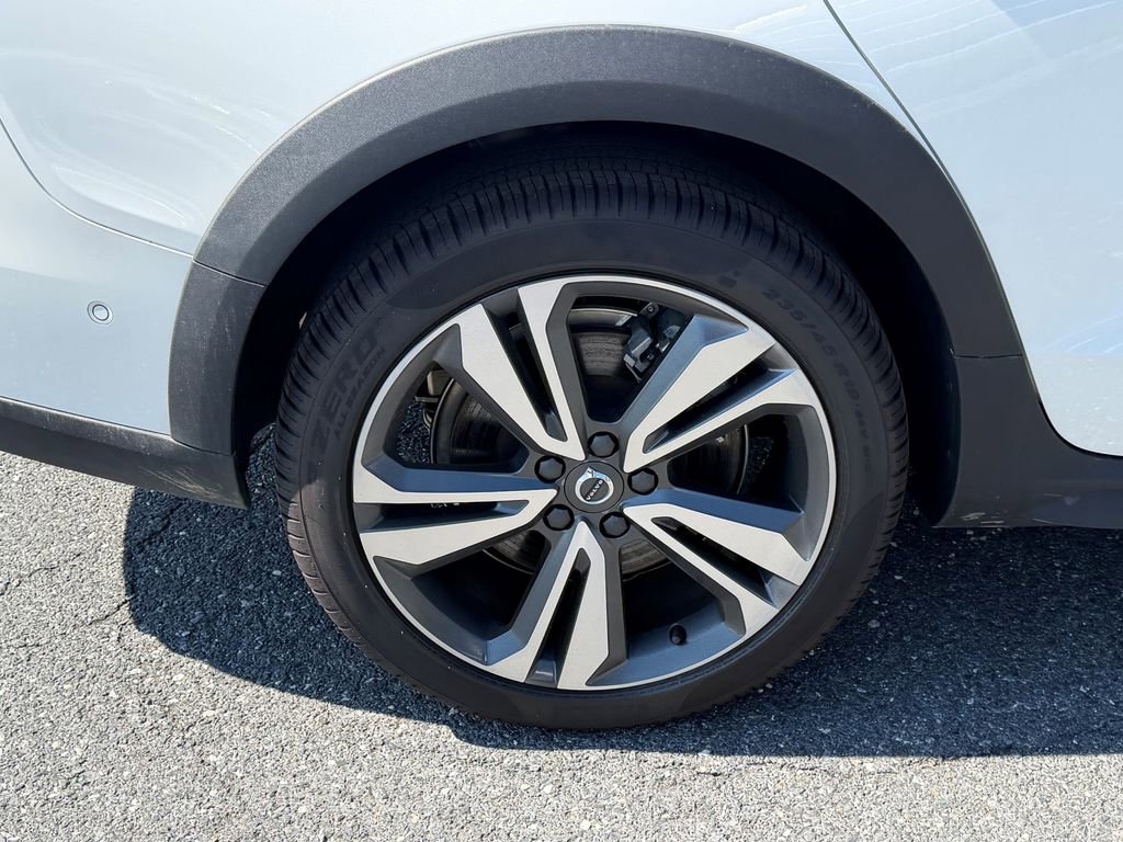 Certified 2025 Volvo V60 B5 Cross Country Plus AWD/4WD image 14