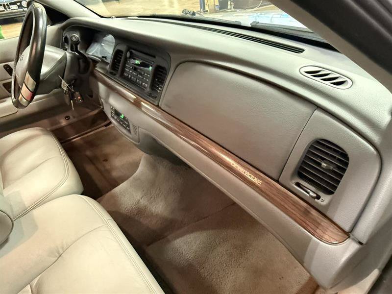Used 2003 Ford Crown Victoria LX RWD image 20