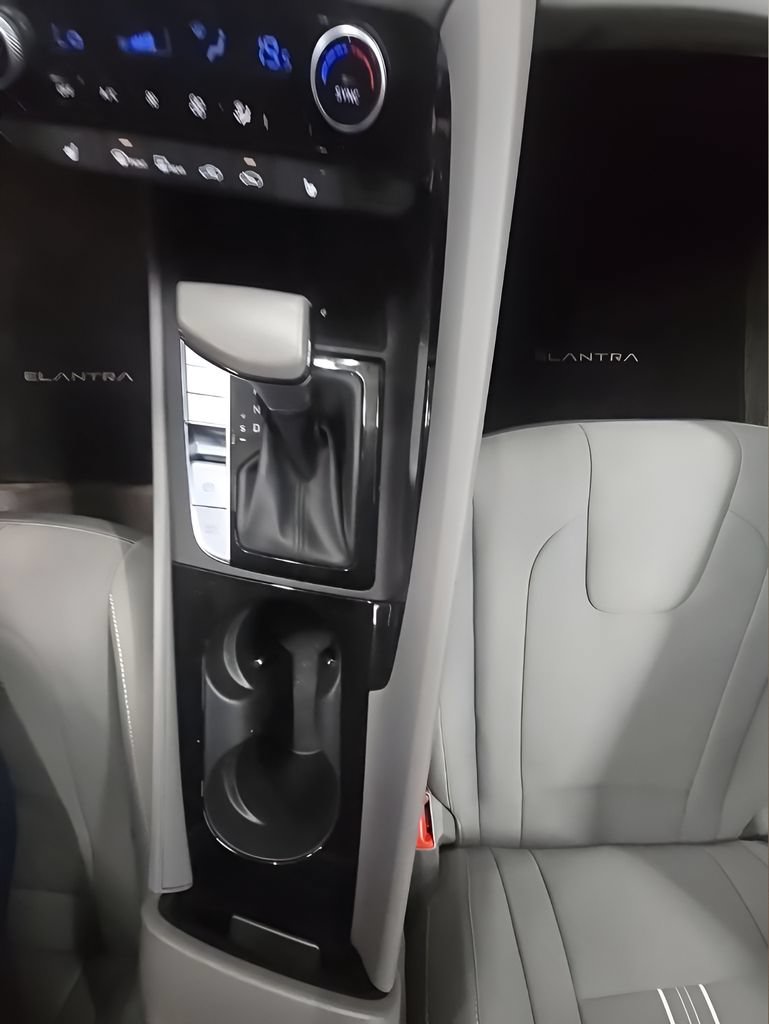 Used 2025 Hyundai Elantra SEL FWD image 36