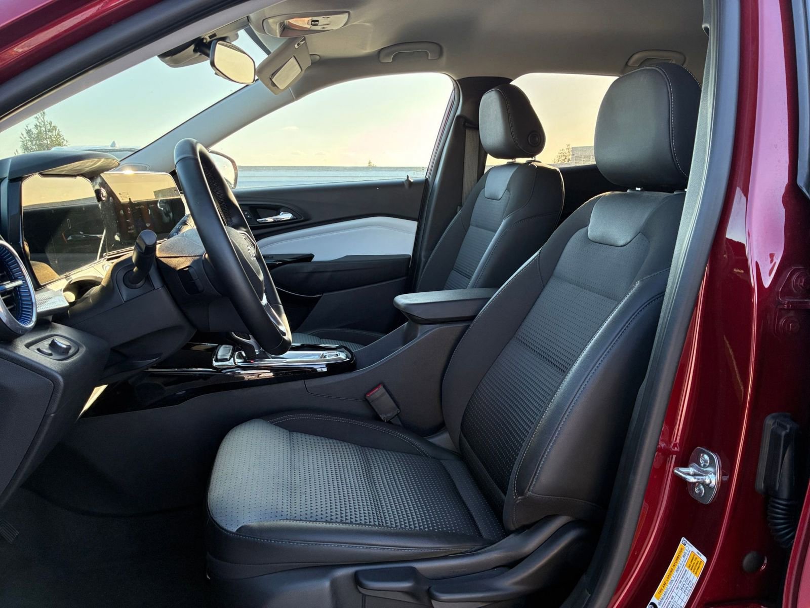 Used 2025 Chevrolet Trax LT w/ LT Convenience Package image 24