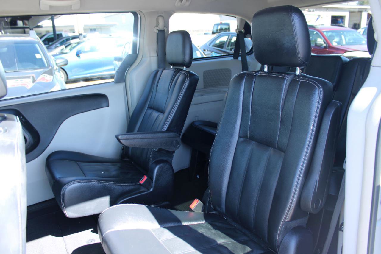 Used 2016 Chrysler Town & Country Touring FWD image 13