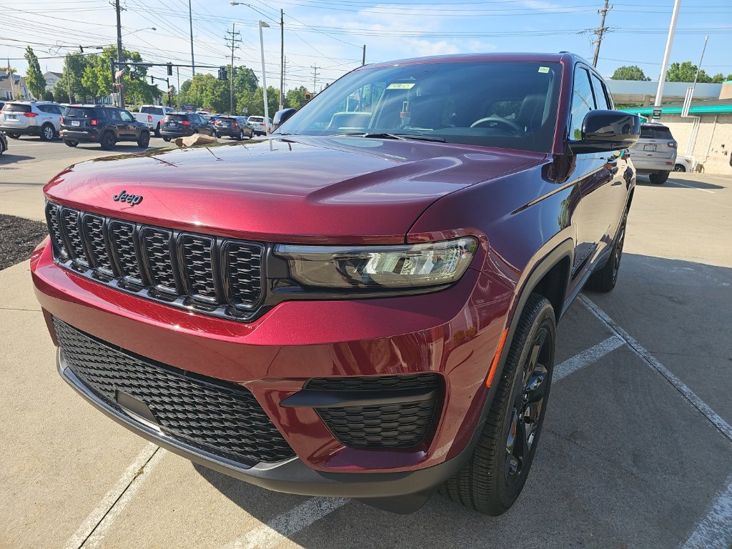 Used 2024 Jeep Grand Cherokee Altitude AWD/4WD image 6