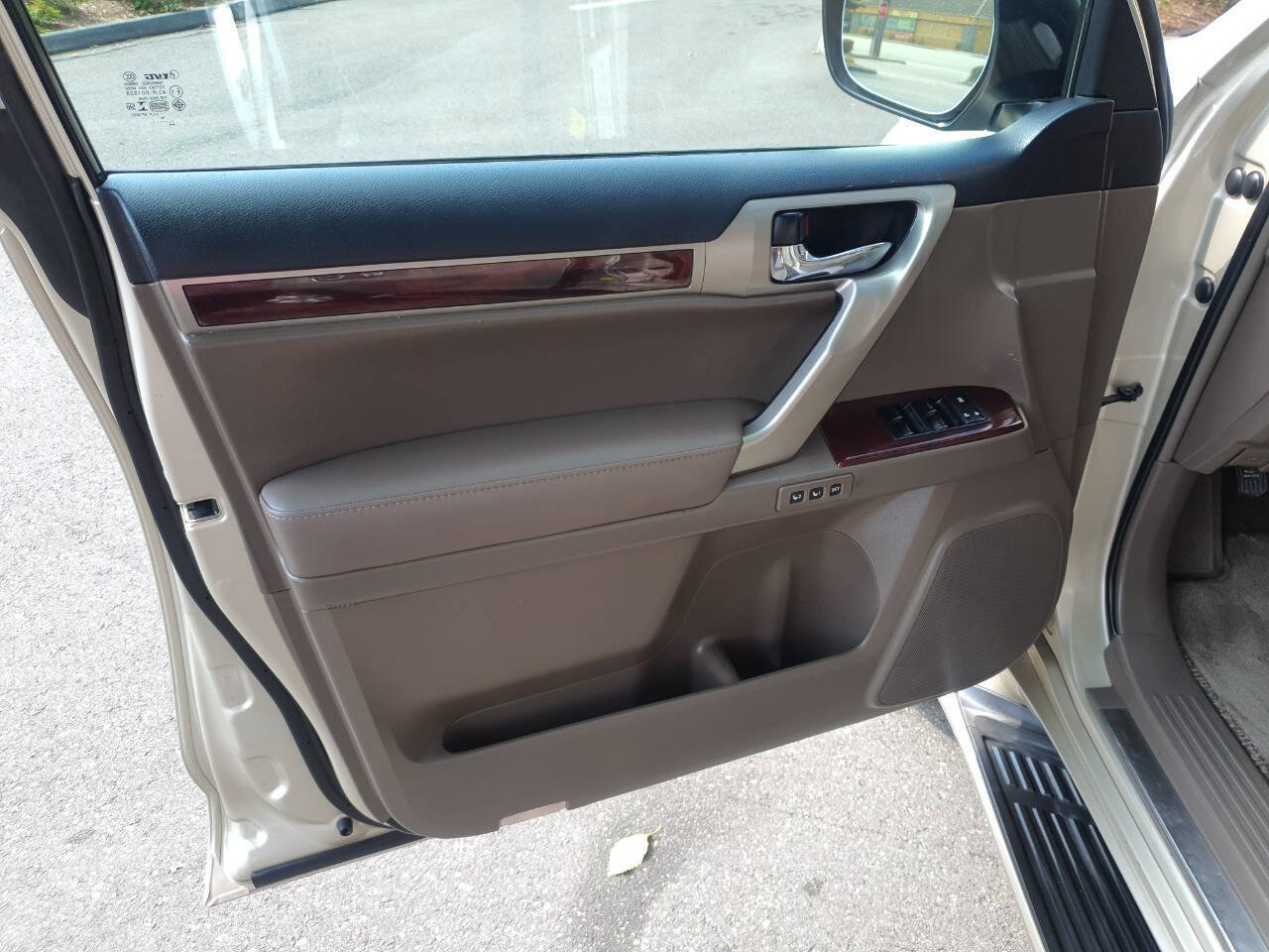 Used 2011 Lexus GX 460 image 32