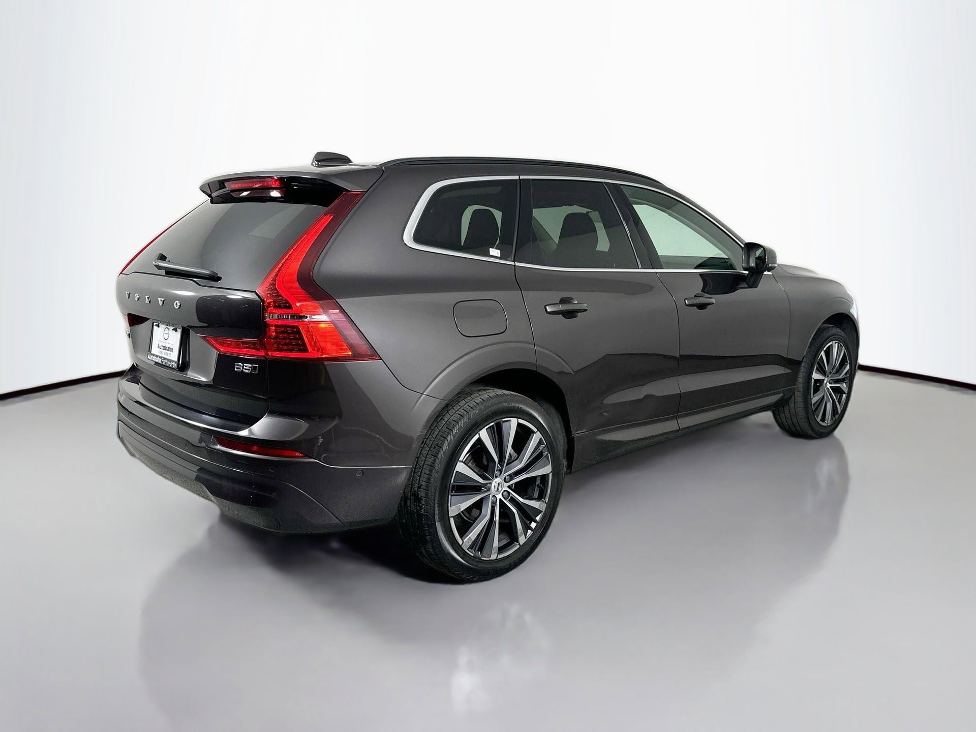 Certified 2022 Volvo XC60 B5 Momentum w/ Advanced Package image 6