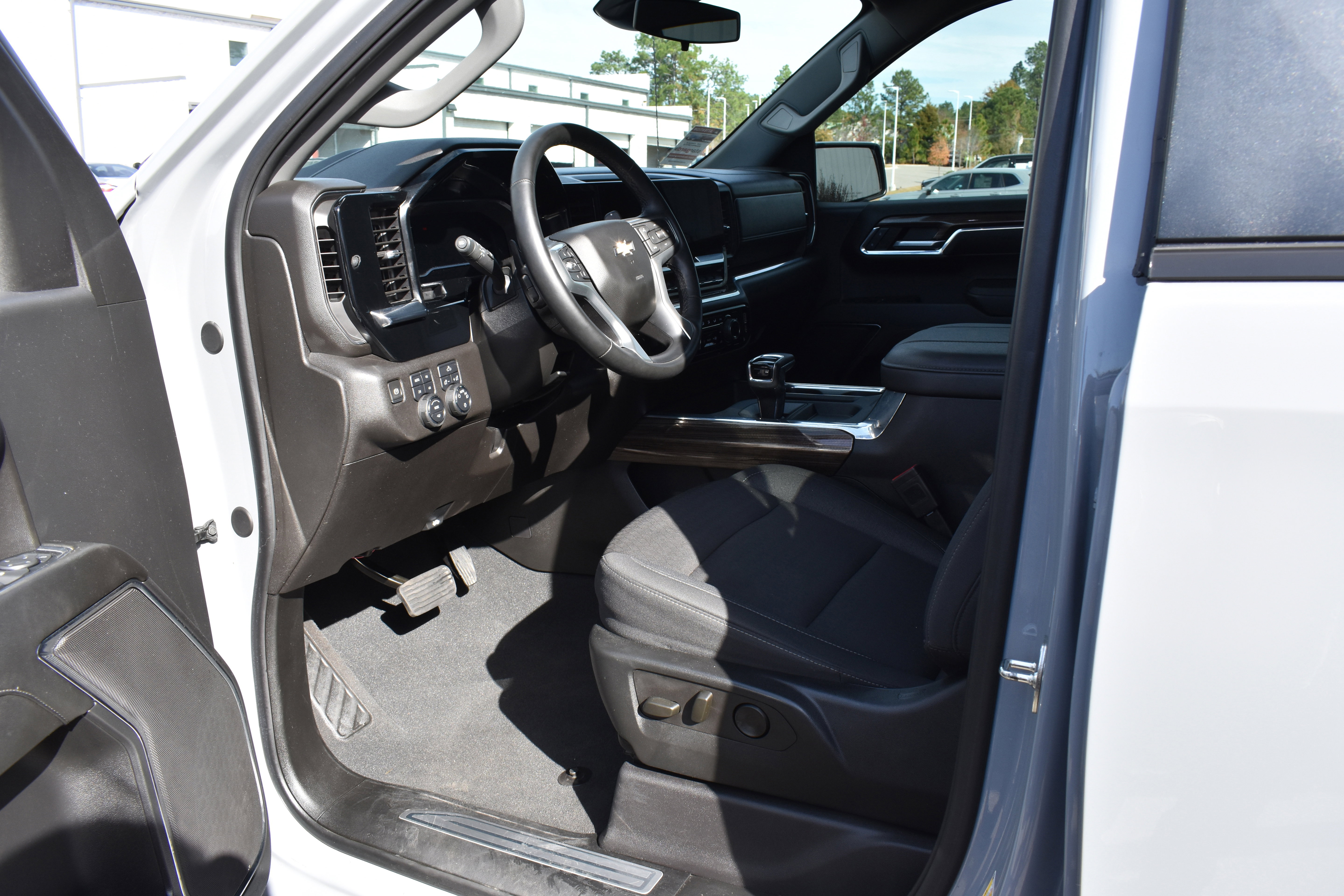 Used 2024 Chevrolet Silverado 1500 LT w/ Z71 Off-Road Package image 12