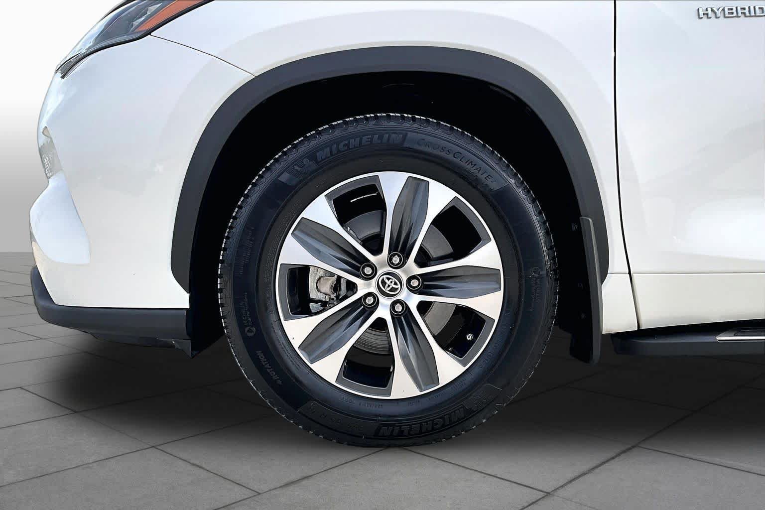 Used 2020 Toyota Highlander XLE FWD image 11
