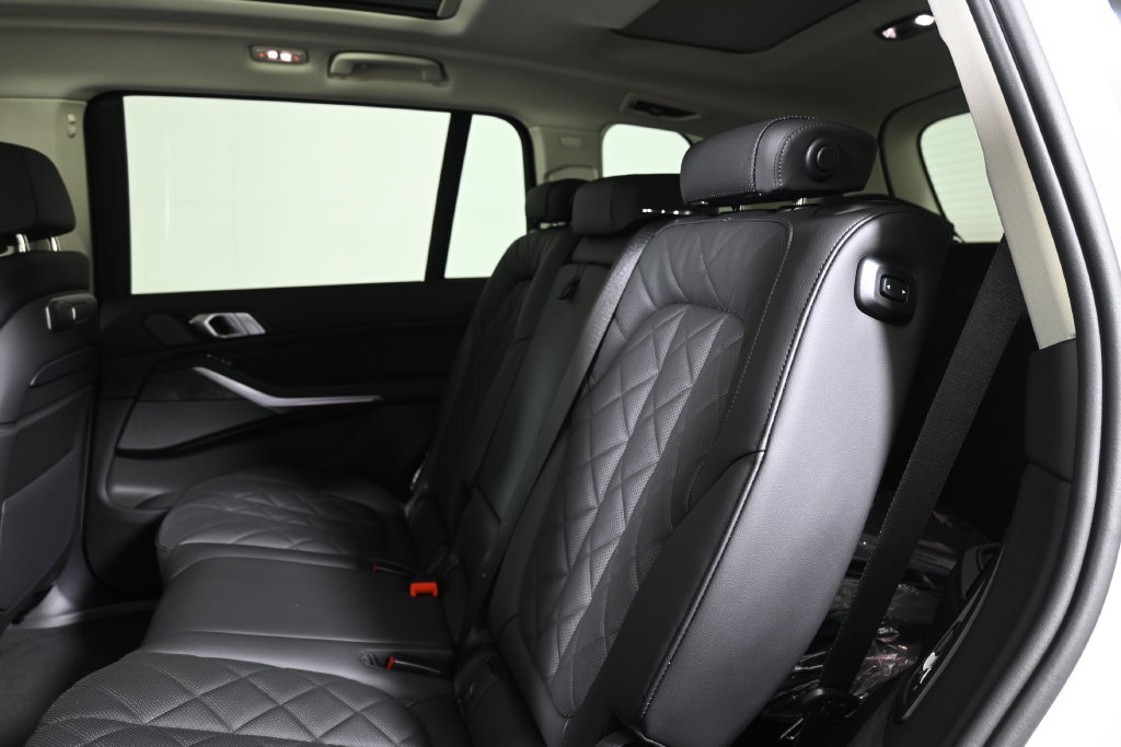 Used 2027 BMW X7 xDrive40i AWD/4WD image 4