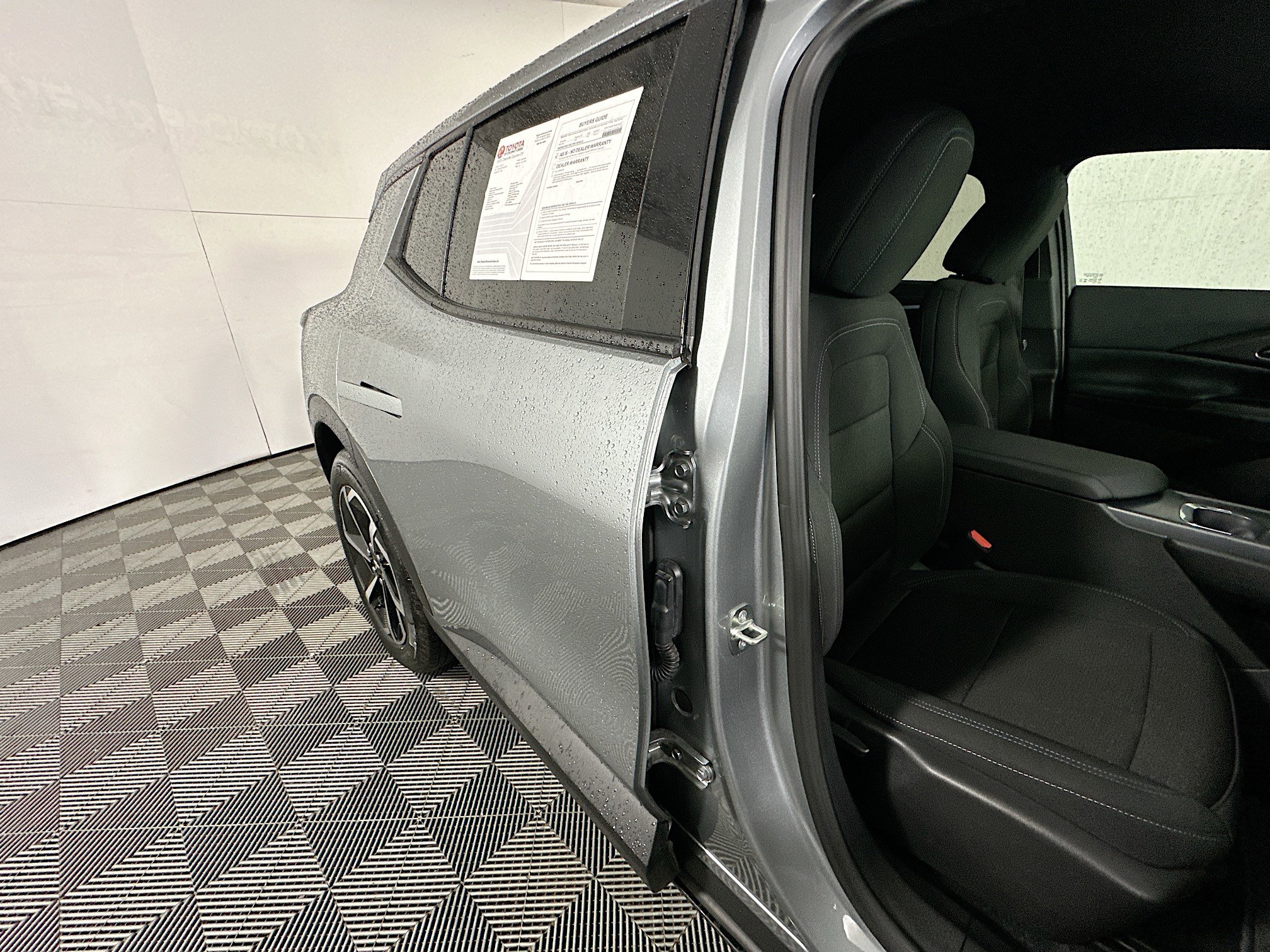 Used 2025 Chevrolet Equinox EV LT FWD image 27