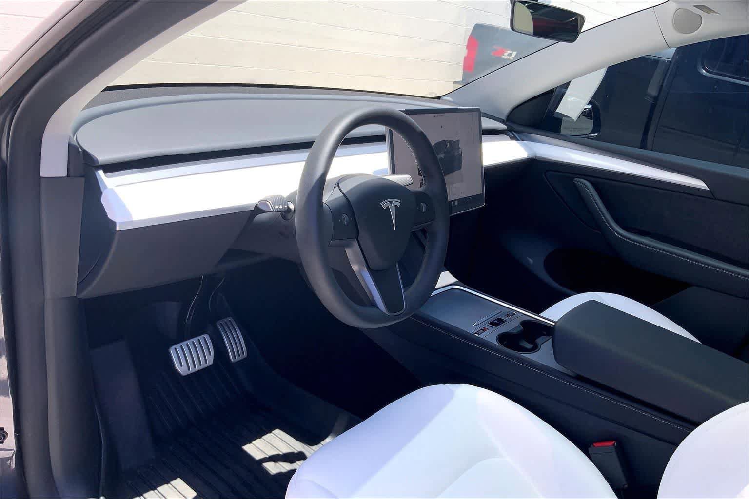 Used 2024 Tesla Model Y Performance AWD/4WD image 2
