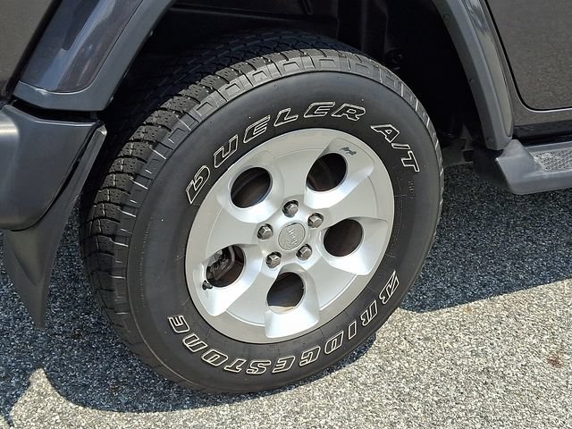 Used 2018 Jeep Wrangler Unlimited Sahara w/ Cold Weather Group AWD/4WD image 30