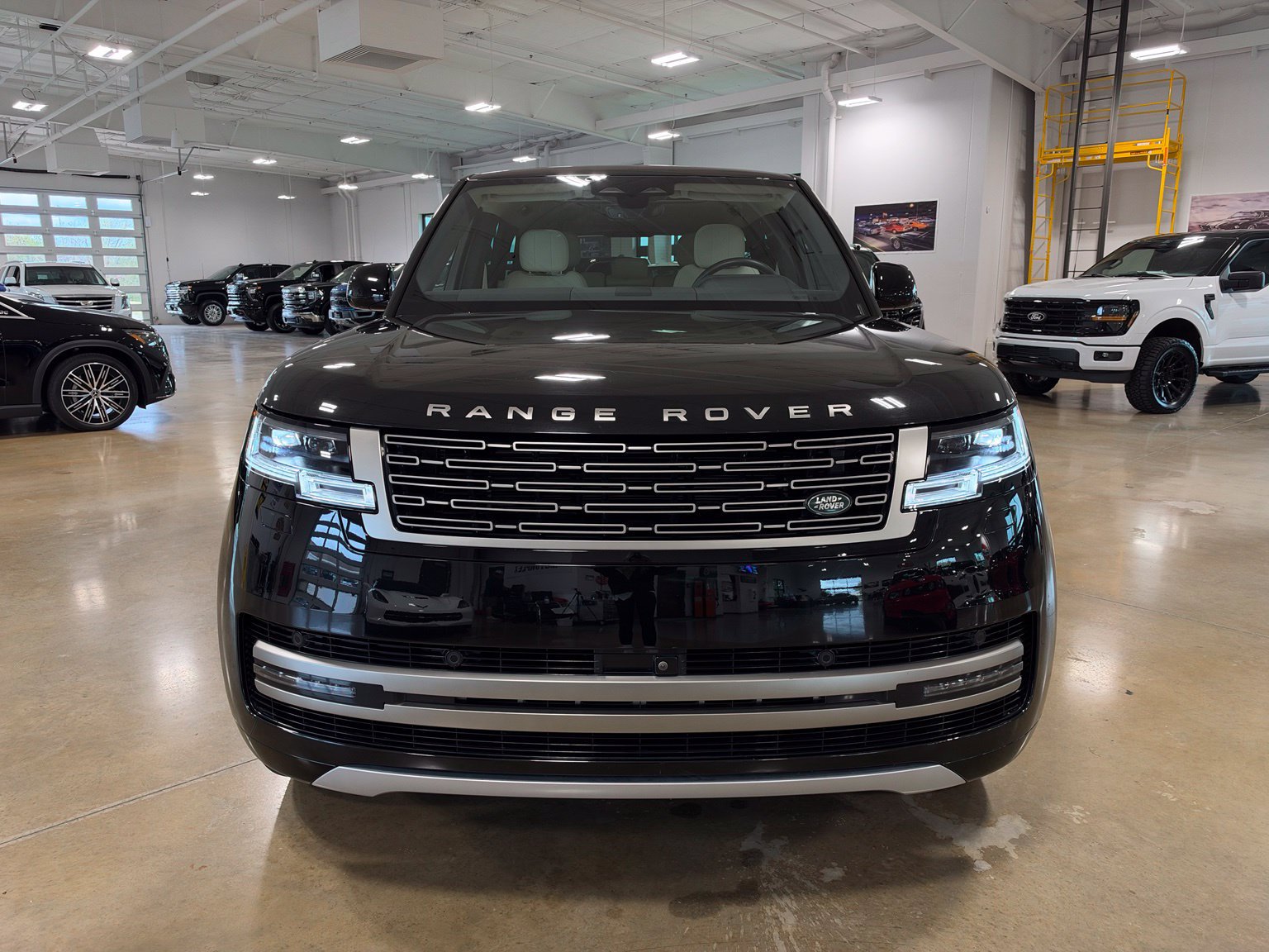 Used 2024 Land Rover Range Rover SE AWD/4WD image 2