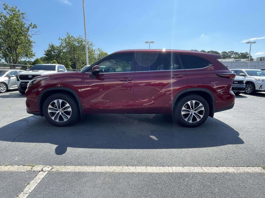 Used 2024 Toyota Highlander XLE FWD image 11