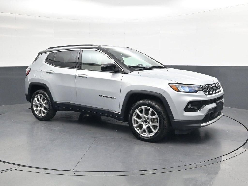 Used 2025 Jeep Compass Limited AWD/4WD image 2
