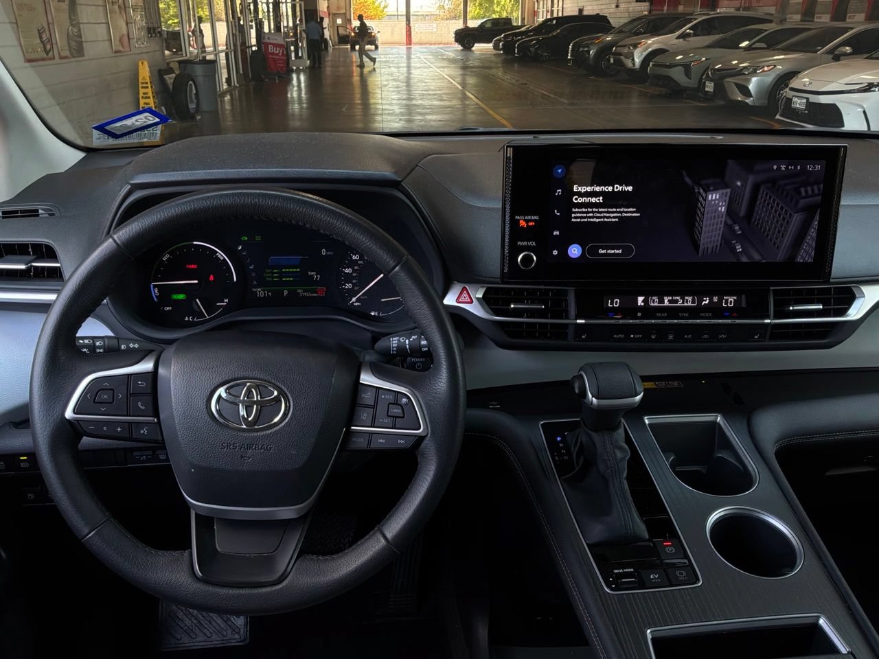 Used 2025 Toyota Sienna XLE FWD image 16
