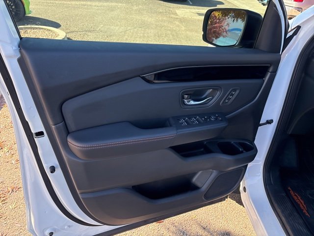 Used 2025 Honda Pilot TrailSport image 14