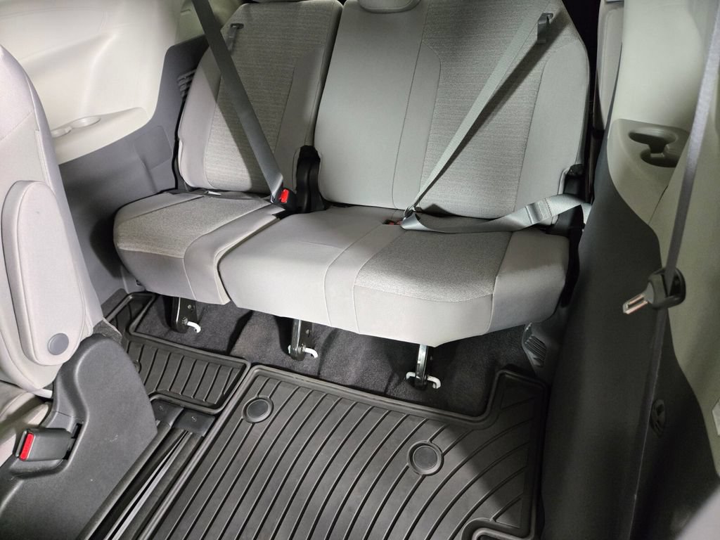 Used 2023 Toyota Sienna LE AWD/4WD image 18