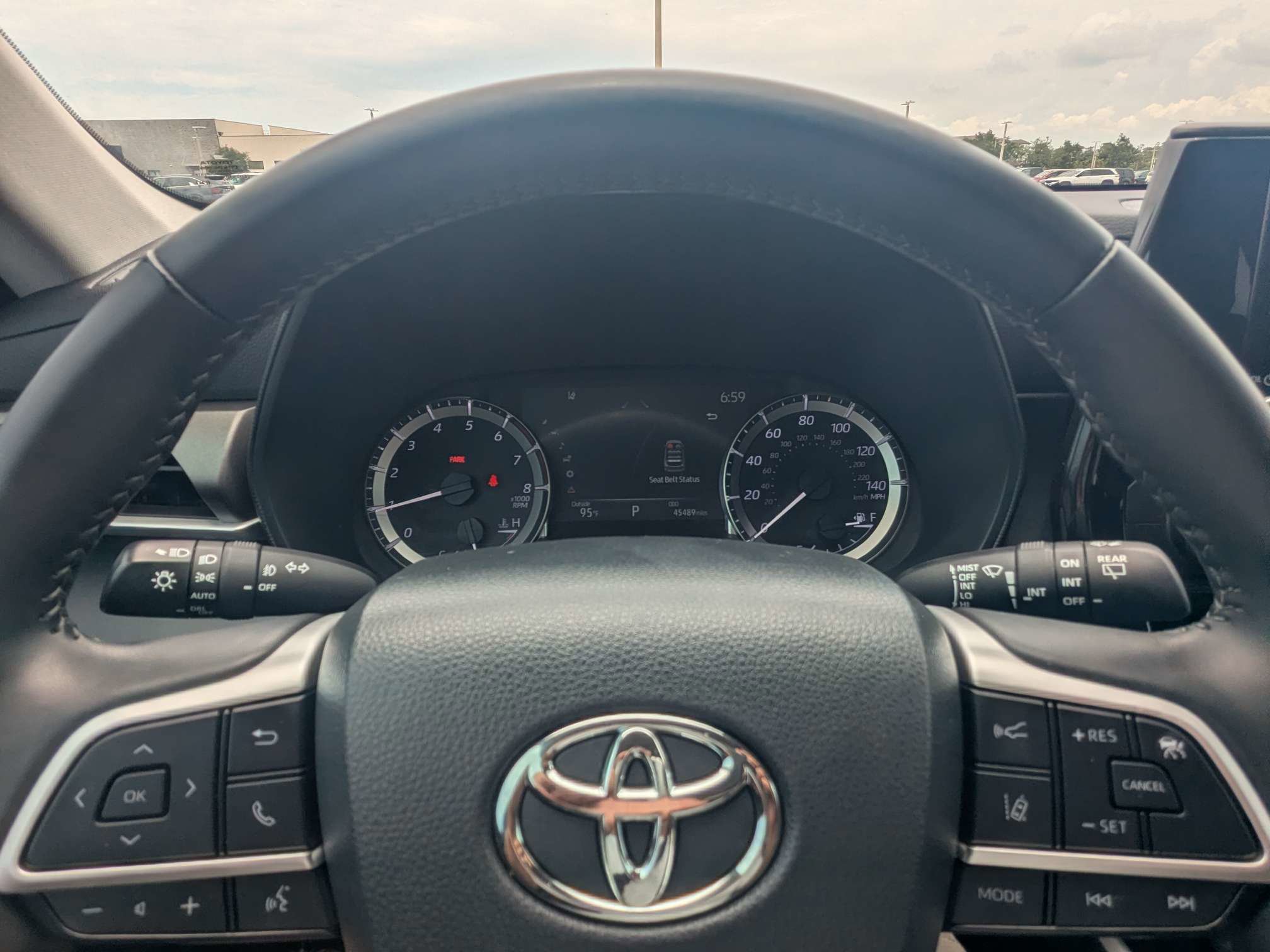 Used 2023 Toyota Highlander LE FWD image 39