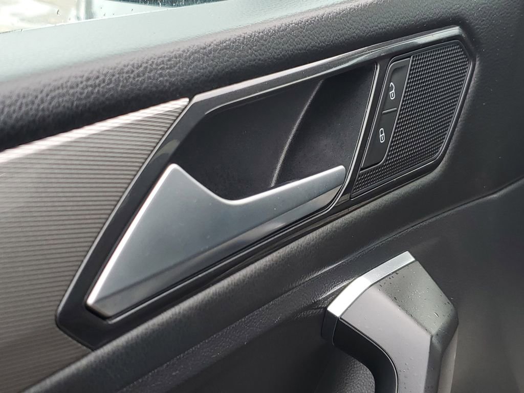 Used 2023 Volkswagen Tiguan SE image 21